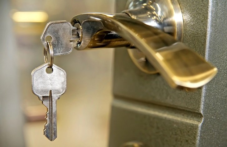 Zabouchnuté dveře a ztracené klíče od bytu: co dělat, pojištění