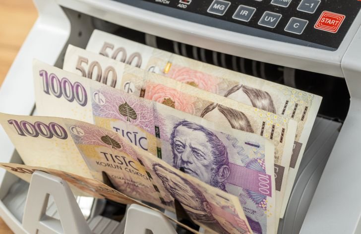 Spořicí účty v srpnu 2025:  nabízí někdo úrokovou míru nad 4 %?