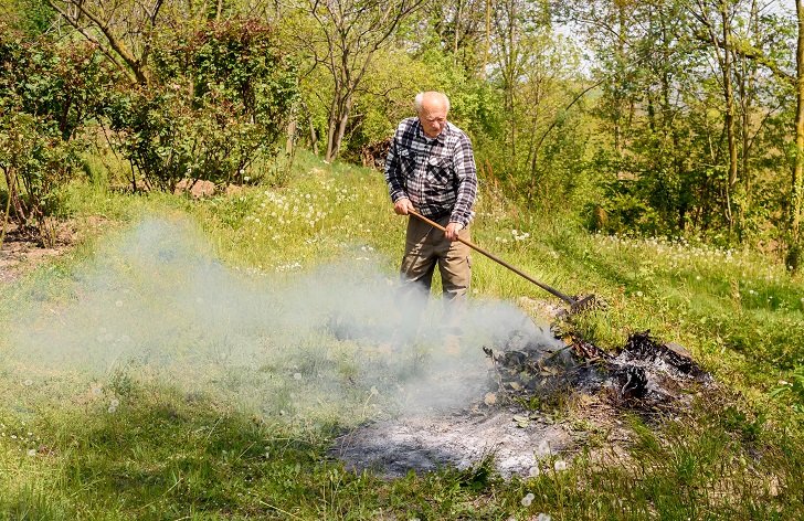 Listí v ohni, peníze v tahu: za pálení bioodpadu hrozí vysoká pokuta