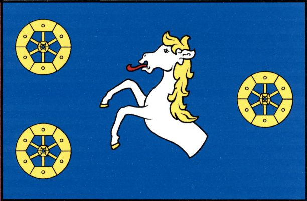 Modrý list s polovinou bílého koně ve skoku se žlutou zbrojí a červeným jazykem, provázenou třemi žlutými mlýnskými koly, dvěma v žerďové a jedním ve vlající části. Poměr šířky k délce listu je 2 : 3.