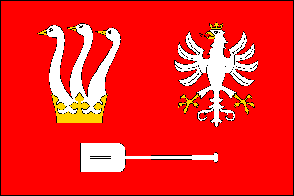 Červený list, nahoře v žerďové polovině ze žluté koruny vyrůstají tři bílé husí krky se žlutými zobáky, nahoře ve vlající polovině bílá korunovaná orlice se žlutou zbrojí, v dolní části listu vodorovně bílé pádlo držadlem k vlajícímu okraji. Poměr šířky k