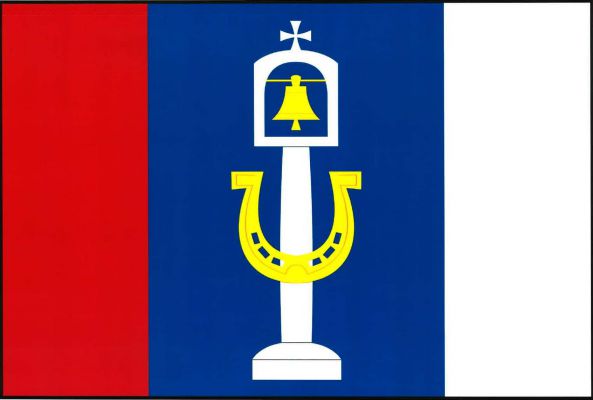 List tvoří tři svislé pruhy, červený, modrý a bílý, v poměru 1 : 2 : 1. V modrém pruhu bílá sloupová zvonička se žlutým zvonem na závěsu, zakončená tlapatým křížkem. Sloup přeložen obrácenou žlutou podkovou. Poměr šířky k délce listu je 2 : 3.
