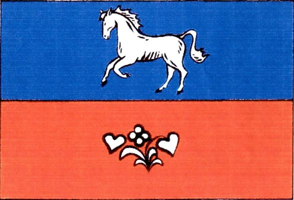 List tvoří dva vodorovné pruhy, modrý a červený. V modrém pruhu kůň, v červeném trs kuklíku, obojí bílé. Poměr šířky k délce listu je 2 : 3.
